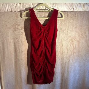 The perfect velvet date night dress 🥂